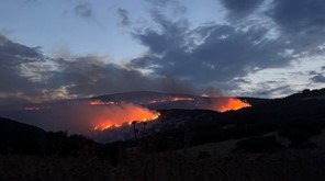 Μαίνεται η μεγάλη πυρκαγιά στο Δαμάσι - Γλύτωσαν τα ποιμνιοστάσια